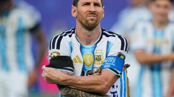 وفاة أسطورة الأرجنتين تخيم بظلالها على تأهل المنتخب لنصف نهائي المونديال