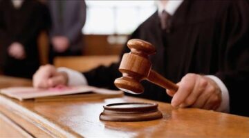 إحالة منتحل صفة مستشار وثلاثة موظفين للجنايات بتهمة تصوير فيديوهات نصب بالمحكمة