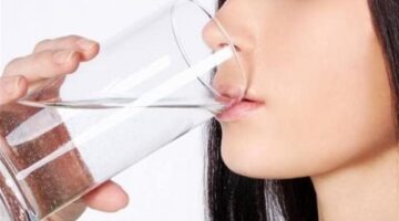 9 أسباب صحية وراء استمرار جفاف الفم رغم شرب كميات كافية من المياه