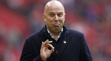 أسباب تمنع آرني سلوت من تولي تدريب منتخب بلاده بشكل نهائي