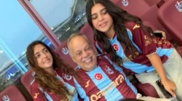 أشرف زكي وروجينا وبناتهما يظهرون في مدرجات طرابزون سبور لدعم محمد صلاح
