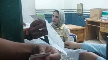 إحالة موظفة تأمينات الهرم للتحقيق بعد ظهورها في فيديو تعدٍ على مواطن