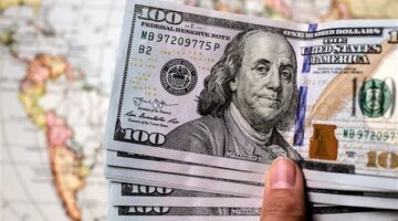 استقرار سعر الدولار مقابل الجنيه في البنوك وارتفاعه داخل السوق الموازية السبت