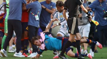 الفيفا يفرض عقوبات تأديبية على منتخب الأرجنتين واللاعب باريديس بسبب أحداث المونديال