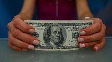 تراجع سعر الدولار في 10 بنوك مقابل ارتفاعه الملحوظ بالسوق الموازية الخميس