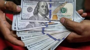تراجع سعر الدولار في البنوك المصرية مقابل استقراره داخل تعاملات السوق الموازية