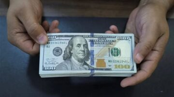 تطورات سعر الدولار مقابل الجنيه في البنوك والسوق الموازية بختام التعاملات اليومية