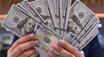تغيرات سعر الدولار مقابل الجنيه في البنوك والسوق الموازية خلال تعاملات الإثنين