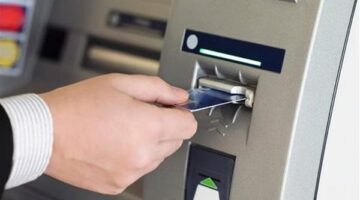 تفاصيل رسوم السحب من ماكينات ATM وحدود التعاملات اليومية المطبقة في البنوك