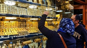 خبير اقتصادي يوضح أسباب تراجع أسعار الذهب ويرجح سيناريو العودة للصعود تدريجيًا