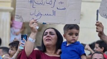 سيدة تحمل طفلها مارتن في مولد العذراء بدرنكة وتطلب شفاءه من السرطان