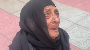 سيدة مسنة تنهار في الشارع وتكشف تفاصيل صادمة عن سوء معاملة ابنها