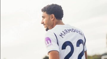 عمر مرموش يرتدي القميص رقم 22 في صفوف فريق توتنهام الإنجليزي