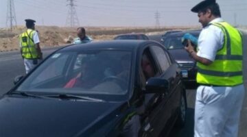 قانون المرور يحدد ضوابط وضع حقائب السفر بالمقعد الخلفي وحالات سحب الرخصة