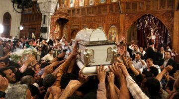 كنيسة المنيا تشيع جثمان يوسف أشعياء ضحية مركب الهجرة غير الشرعية وسط الحزن