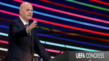 لاعبون دوليون سابقون يفتحون جبهة مواجهة جديدة ضد رئيس الاتحاد الدولي لكرة القدم