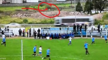 لقطة فيديو توثق تسبب مدافع في حادث مروري عقب إبعاد الكرة