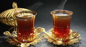 لماذا يحتوي الشاي الكشري على نسبة كافيين أقل من الشاي المغلي؟