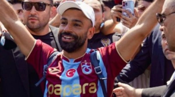 مسؤول تركي يقدم هدية رمزية إلى محمد صلاح عقب إتمام الصفقة الكبرى