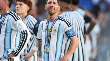 ميسي ينهي مسيرته الدولية مع منتخب الأرجنتين بعد سنوات من الإنجازات الأسطورية