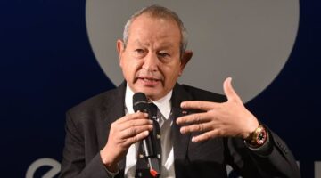 نجيب ساويرس يطالب بتنظيم قطاع جامعي القمامة وحماية العاملين من الأزمة الحالية