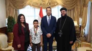وزير الاتصالات يكرم مارتيروس مينا عقب حصده ذهبية البرمجة ويوجهه لأشبال مصر الرقمية