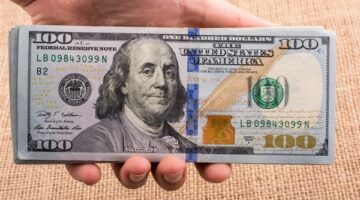 تراجع سعر الدولار في 3 بنوك وارتفاعه داخل السوق الموازية غير الرسمية