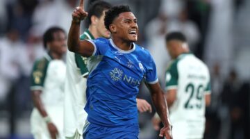 واتكينز يخطف قلوب جماهير الهلال في أول 40 دقيقة بقميص الفريق