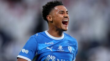 واتكينز يوجه صدمة للهلال ويقارن الدوري السعودي بقوة منافسات الدوري الإنجليزي الممتاز