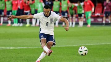 أرنولد يوضح شعوره بشأن العودة لتمثيل منتخب إنجلترا في المباريات المقبلة