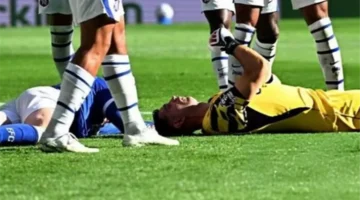 إصابة إيميليانو مارتينيز في مواجهة إيفرتون تستوجب نقله إلى المستشفى فورًا