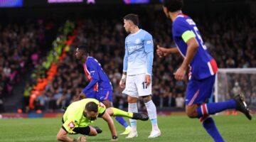 لاعب مانشستر سيتي يثير الجدل بعد واقعة دفع حكم مباراة باريس سان جيرمان
