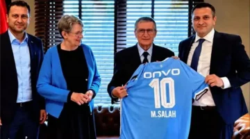 محمد صلاح يهدي قميصه لعالم الكيمياء التركي عزيز سانجار الحائز على نوبل